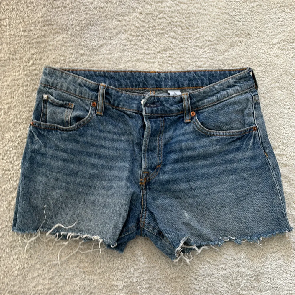 Ett par assnygga, lågmidjade jeansshorts i storlek 36❣️ Säljer då de inte kommer till användning längre🌸. Shorts.