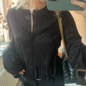 Svart blus - Svart blus från zara! Använd max 3 gånger och i superbra skick!!🥰🥰 passar S lika bra! Har själv oftast xs-s i toppar