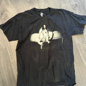 Billie Eilish t shirt  - Köpt från store.billieeilish.com  Lite ”sprickor” i märket men inget man tänker på.  Köpt för ca 4 år sedan men knappast använd  Nypris ca 500kr