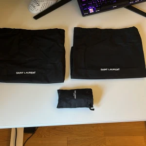 Ett par saint Laurent skor väldigt fina skick extra skosnören och även dunstbage - 38 väldigt bra skick 1 tidigare ägare 