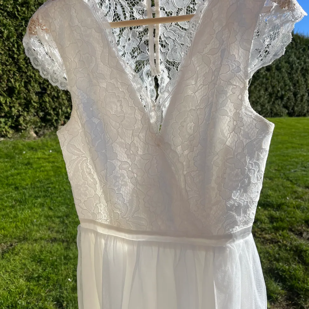 Superfin vit klänning från bubbleroom perfekt till student/konfirmation/skolavslutning💗Nypris var ca 500kr och jag säljer för 250kr.. Klänningar.