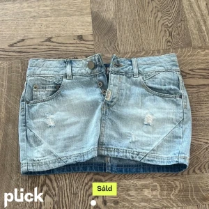 Jeanskjol  - Köpte precis denna fina jeanskjolen i superskick av en annan tjej på Plick men den passade inte mig så säljer den vidare. Storlek 36, Midja 38, längd 28💕 