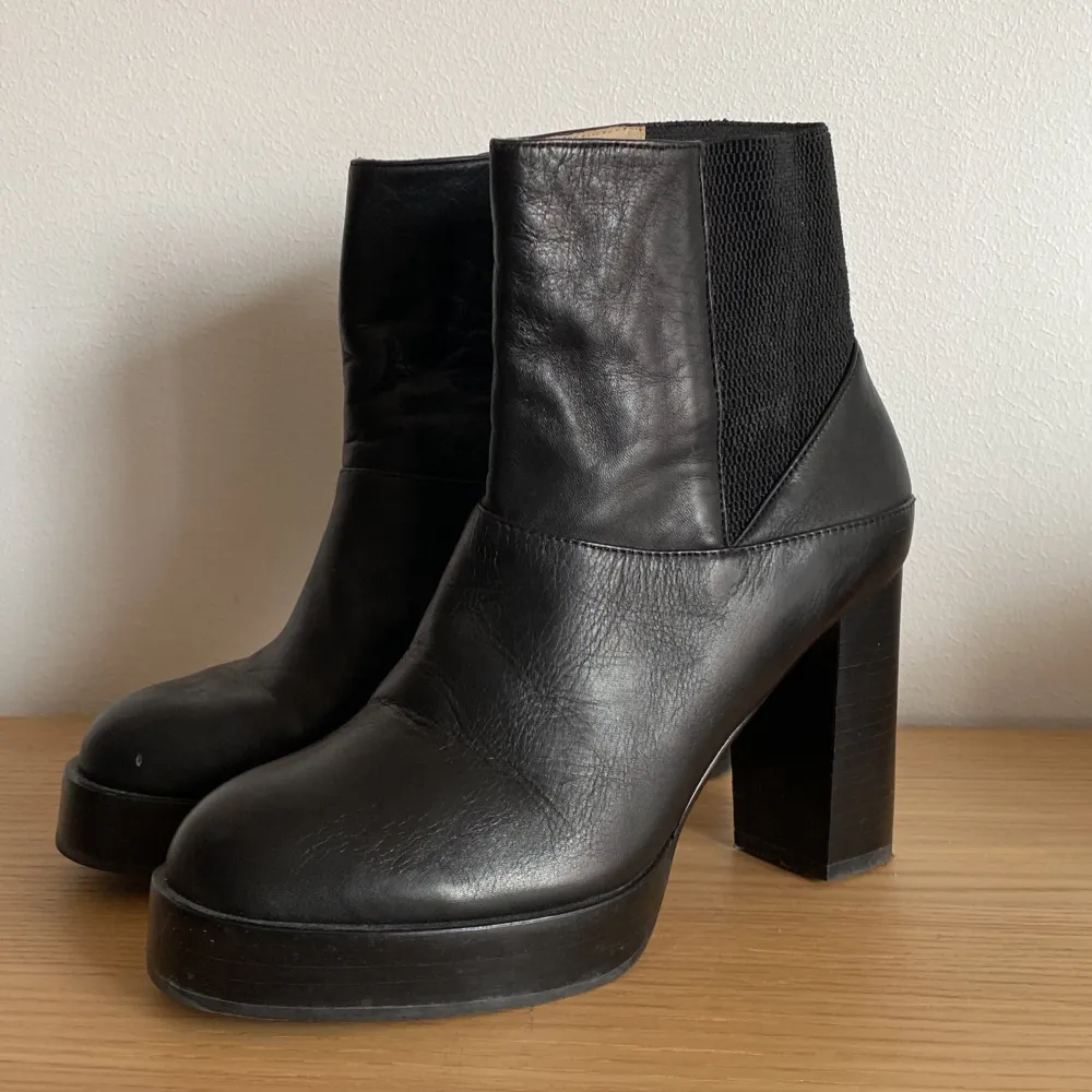 Ankle boots från Tiger of Sweden i läder/leather. Fine skick enligt bild. :) Högkvalitativ sko som stått i garderoben. Lågt pris pga lite smuts på skon och att jag flyttar snart. . Skor.