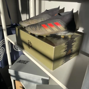 Adidas predator - Tja! Säljer nu dessa adidas predator 18+ pogba edition. Skick 8-9/10. Dem är använda under 2 veckors träning. Säljer dem för 499 så ett rätt bra pris för dessa dojor. Hör av dig vid minsta lilla frågor eller för fler bilder😊