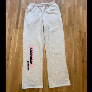 Street style - Riktigt fet set med rosa tryck! Helt nytt och aldrig använd med lapp kvar! Kan köpas separat. Koftan är lite kroppad💕 Fråga gärna om flera bilder! Pris diskuteras gärna🤩