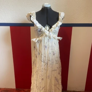 Blommig Sommarklänning  - Jättefin luftig sommarklänning. Känner mig som en prinsessa eller en älva när jag har på mig den, men den är tyvärr lite liten på mig nu.