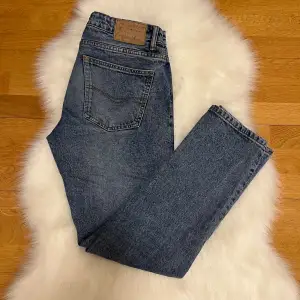 Snygga pull & bear jeans i storlek 32/32. Väldigt fint skick.