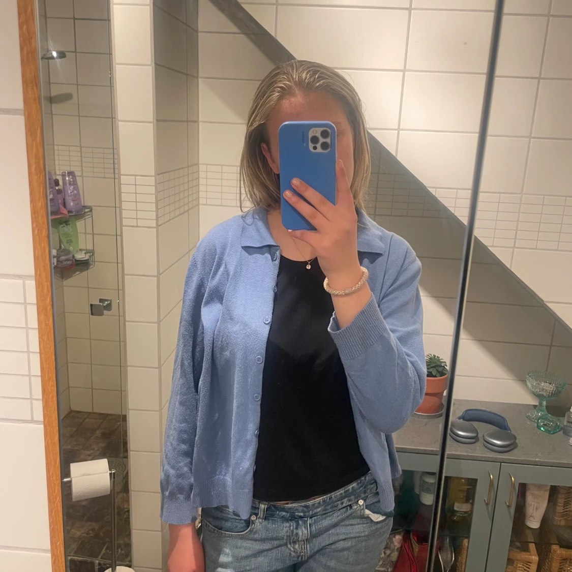 Blå kofta med knappar