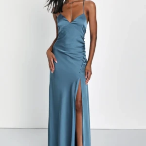 Prom dress lulus  - Perfekt balklänning💕💕 Säljer min helt oanvända klänning som jag köpte och hade tänkt använda på balen men slutade med en annan klänning istället❤️Nypris 1300+ fraktavgifter, lapparna är av då jag tänkte använda den men bara provad hemma❤️