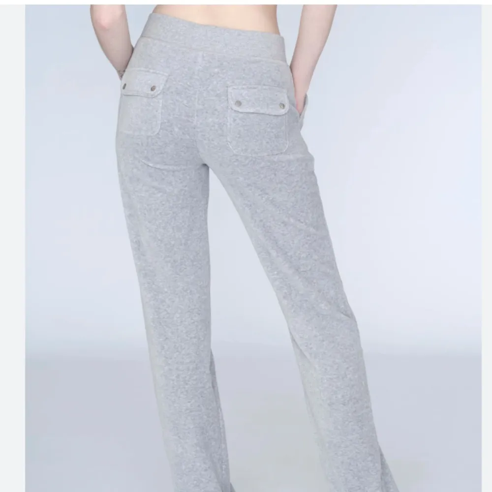Juicy couture byxor gråa storlek s Knappt använda  500 kronor. Jeans & Byxor.