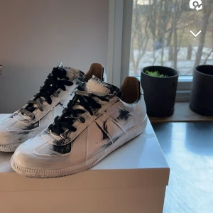 Maison margiella - Säljer dessa unika maison margiella skor. Modellen kallas för off white elr paint effekt och är mycket limiterad. Skicka i chat för att få bild på verifikation. Allt og ingår! 
