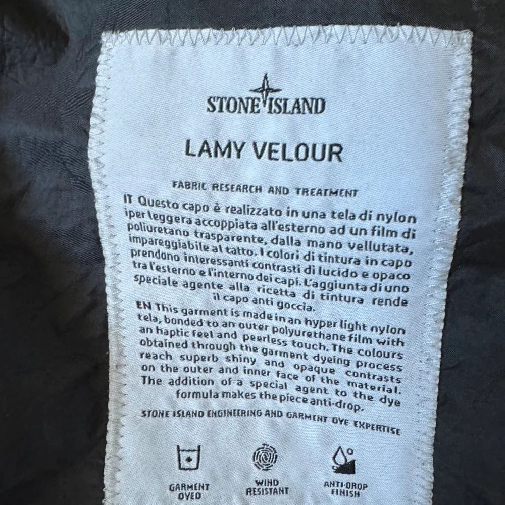 Säljer en Stone Island vindjacka, Lamy Velour då den är lite för liten för min smak. Den är XL men skulle nog säga att den är mer åt L. Skicket skulle jag säga är 7/10. Där det märks att det är använt är på lappen inuti, annars är skicket bra.. Jackor.
