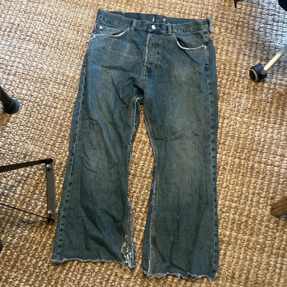 Ett par ganska slitna bootcut/baggy jeans från weekday med storlek 33/30 köpta här på Plick men passade inte, ställ gärna frågor😉. Jeans & Byxor.