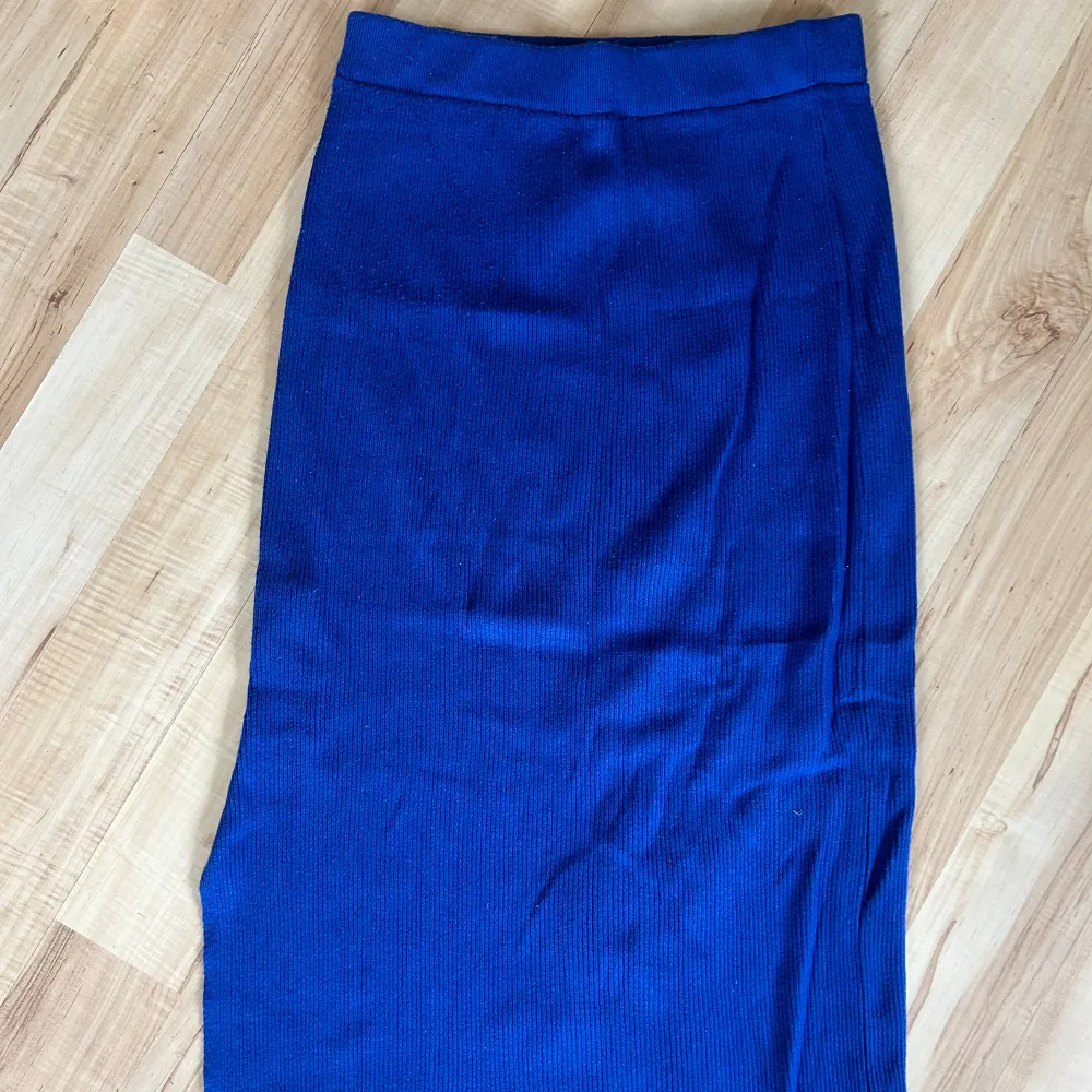 Stickad kjol i vacker blå, knappt använd och härligt material.. Kjolar.