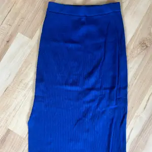 Stickad kjol i vacker blå, knappt använd och härligt material.