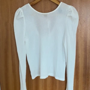 SUPER fin öppen rygg blus - Fin öppen rygg blus från Lindex💗Säljer då den inte kommer till så mycket användning💗 För fler bilder skicka gärna privat💗