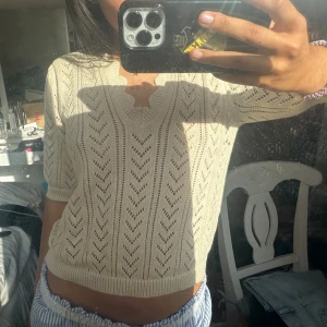 stickad t shirt - jätte fin stickad t shirt 🤍 köpt på eko i somras  har inte kommit till användning 