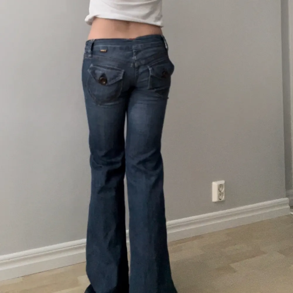Midjemått tvärsöver 38cm och Innerbenslängd 86cm💓 Jeansen saknar tyvärr en knapp på framsidan men annars i nyskick . Jeans & Byxor.