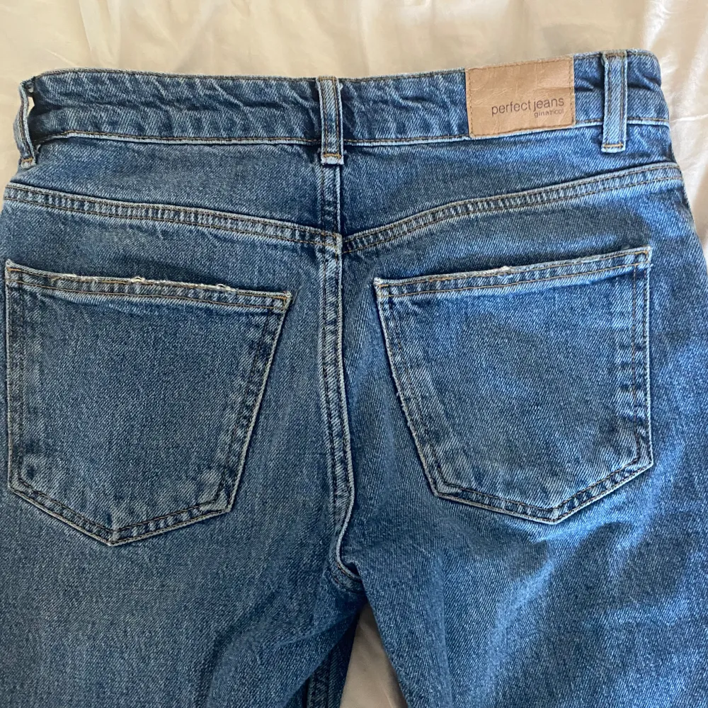 Hej! Säljer mina fina jeans som är i nysick, jag använder ej på grund för små i midjan. Storlek 34 och jag är ish 165 och dom är bra i längden! Skriv för frågor🥰köparen står för frakt. Jeans & Byxor.