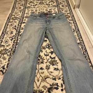 Flare jeans - Flare jeans. De sitter stora på mig därför de ser baggy ut men de är flared.