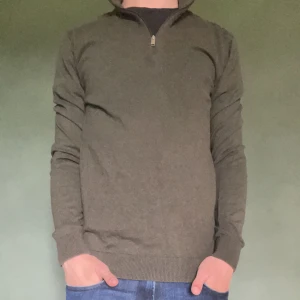 Grön halfzip - Grön halfzip ifrån selected home. Helt ny.