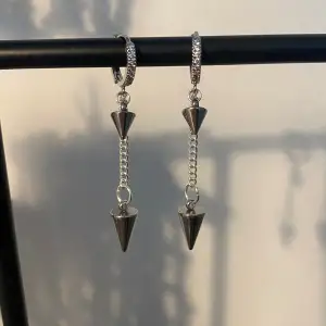 Skit coola dubbel spikes örhängen med glittrig creol. Finns endast i silver! Delvis rostfri🩶 och endast 2 par kvar