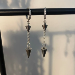 Dubbel spikes  - Skit coola dubbel spikes örhängen med glittrig creol. Finns endast i silver! Delvis rostfri🩶 och endast ett par kvar