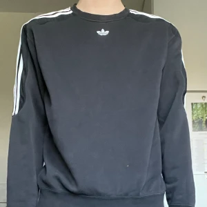 Adidas sweatshirt - Nyskick inga befintliga skador.