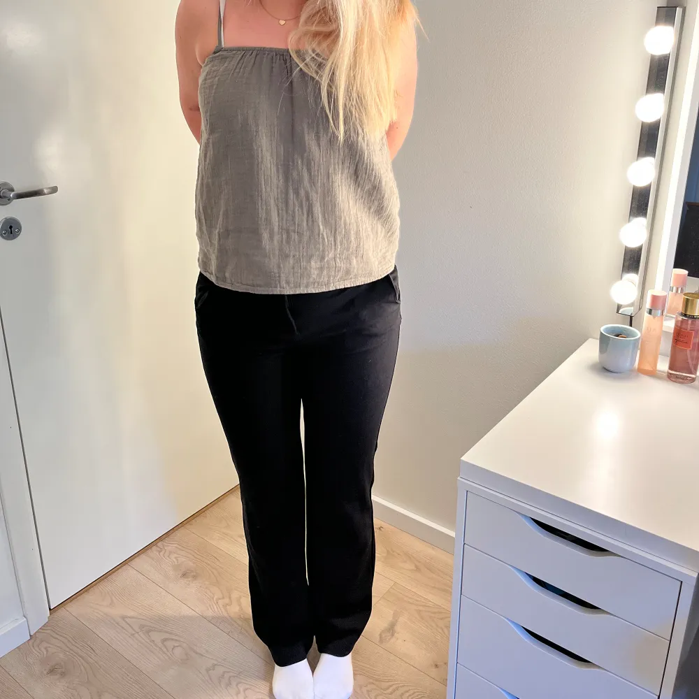 Ett par kostymbtyxor från vero Moda 💗Byxorna är högmidjade och stretchiga, de passar bra på många olika kroppstyper 🤗 knappt använda. Jeans & Byxor.