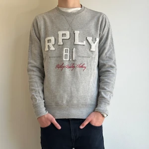 REPLAY TRÖJA - Tjena! Säljer nu denna feta collegetröja från Replay! Tröjan är i bra skick och är i storlek M men skulle själv säga att den passar S bättre. Dehar en liten defekt på vänstra armen, därav lågt pris. Kontakta vid frågor och priset är ej hugget i sten!