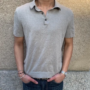 Snygg pike tröja perfekt till sommaren  - Säljer denna skjorta/pike i skön material som är perfekt nu till sommaren. Storlek M från banana republic. Gjord på supima cotton.