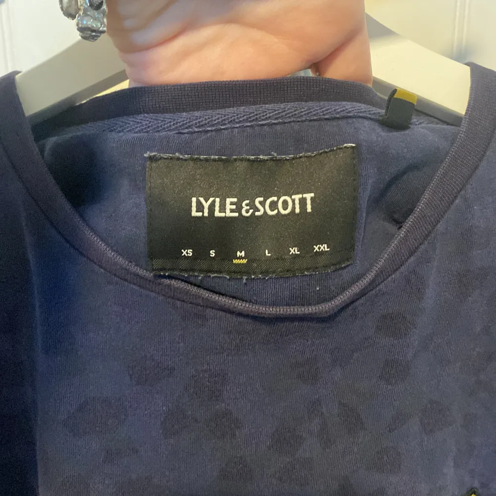 Mörkblå tröja från lyle scott, den har ett slags leopard tryck, den har lite deo flcäk men inget som syns när man har på sig de storlek M. T-shirts.