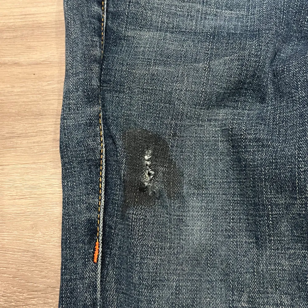 🔻Inga bilder på pga små 🔻Trueys som är i den populära joey modellen😁 Jeansen är i fint skick förutom att den har en liknande oljefläck som gick inte bort i tvätten🔻 Midjebredd 34cm och innerbenlängd 78 cm📐. Jeans & Byxor.