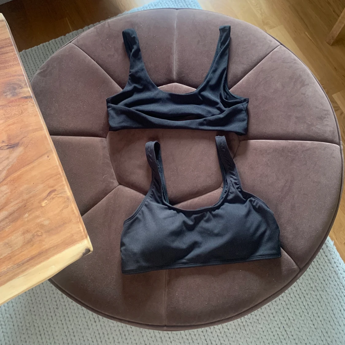två svarta bikiniöverdelar strl S - 90