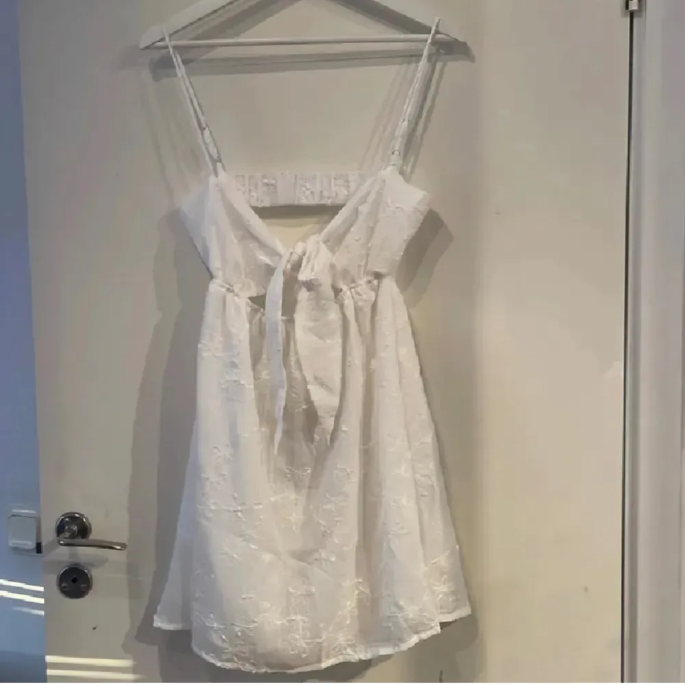 Säljer denna fina vita klänningen, då den inte kommer till användning. Köpt här på plick för 1 månad sedan. Lånade bilder!💗. Klänningar.