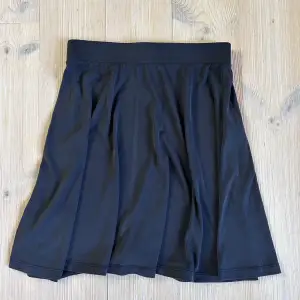 Söt svart kjol från Pieces!🌼 Använd några gånger men i bra skick🤗✨