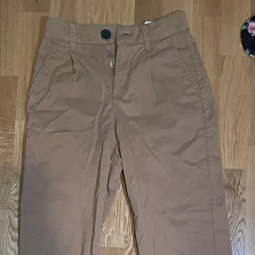 Kostymbyxor (straight leg). Mörk beige färg. Storlek finns på bild 4. Bra material och kvalite. Nyskick. Medelhögmidjade.   Kan postas, isf står köpare för frakt. Annars funkar upphämtning i Malmö. . Jeans & Byxor.