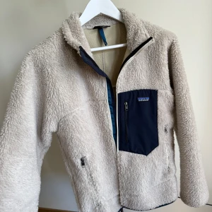 Patagonia retro x fleece jacka i stk M - Flexibel fleecejacka från patagonia i storlek M men passar S och L beroende på vilken fit man önskar. Passar på vintern, våren & hösten. Rumslig jacka som är enkel att lägga lager under.   Aldrig tvättad då den knappt använts. Nypris: 2000 kr 