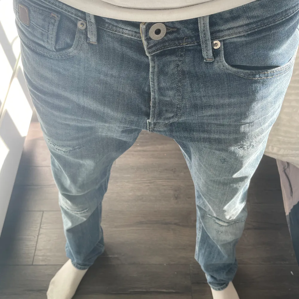 ljus blåa och slitna Jack n jones jeans i storlek 29/30 . Jeans & Byxor.