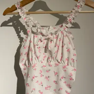 Ett fint blommigt linne med rosa blommor! Använt fåtal gånger 