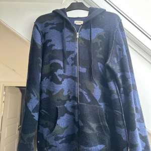 Zadig & voltaire  - Zadig & voltaire cashmere zip i storlek M men passar bättre L. Endast använd ett fåtal gånger då den sitter lite för stort. Väldigt unik så du står ut från mängden. Nypris närmre runt 5000kr Pris kan diskuteras..