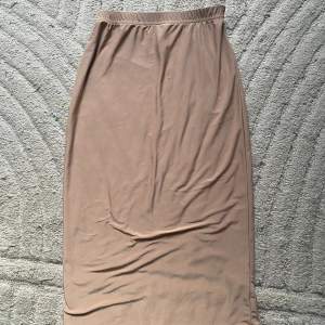 Figurformad tight kjol tunn i materialet skön att ha på sommaren. Passar en extrasmall eller small 