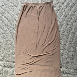 Rebecca Stella kjol small beige  - Figurformad tight kjol tunn i materialet skön att ha på sommaren. Passar en extrasmall eller small 