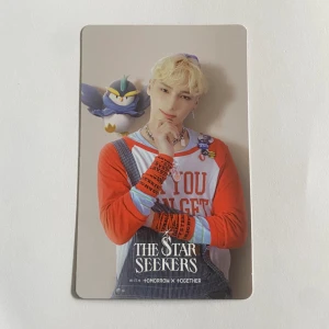 KPOP PHOTOCARD HUENING KAI - Säljer denna photocard på HUENING KAI från TXT!! Den är i bra skick. 