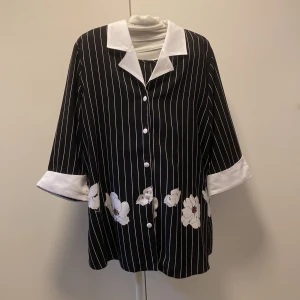 Randigt blus set - Blommigt och randigt blus set med både blus och underlinne 