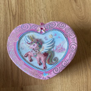 Ett smyckes skrin  - Ett smyckes skrin och är en  Unicorn när man öppnar och låter bra skick typ aldrig använt  