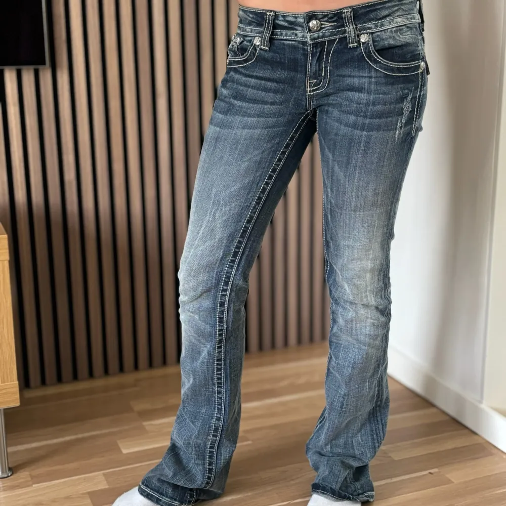 Lågmidjade bootcut jeans från Miss Me. Unika fickor med rhinestones som påminner om ormskinn. Perfekt skick. Mått: Innerbenslängd: 86cm   Midjemått rakt över: 36cm Midjemått: 78cm Modellen är 166cm lång. Skriv gärna ifall du har några frågor! 💗. Jeans & Byxor.