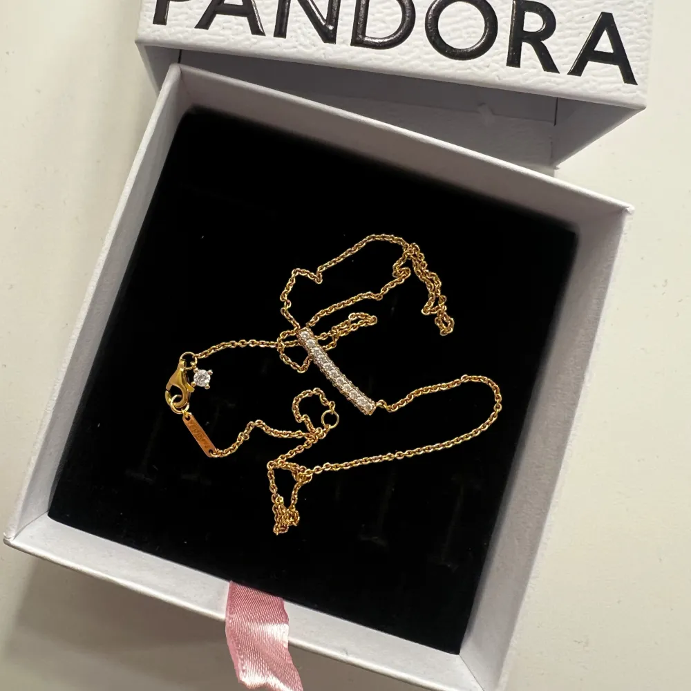 Säljer mitt Pandora Halsband då det inte kommer till användning. Det är använt 2-3 gånger så det är nästan helt nytt🙌🏼 Nypris: 1699 kr. Accessoarer.