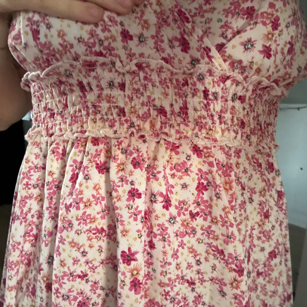 Blommigklänning från shein Köpt för några år sen så har inte koll på priset men aldrig använd utan bara testad. Klänningar.