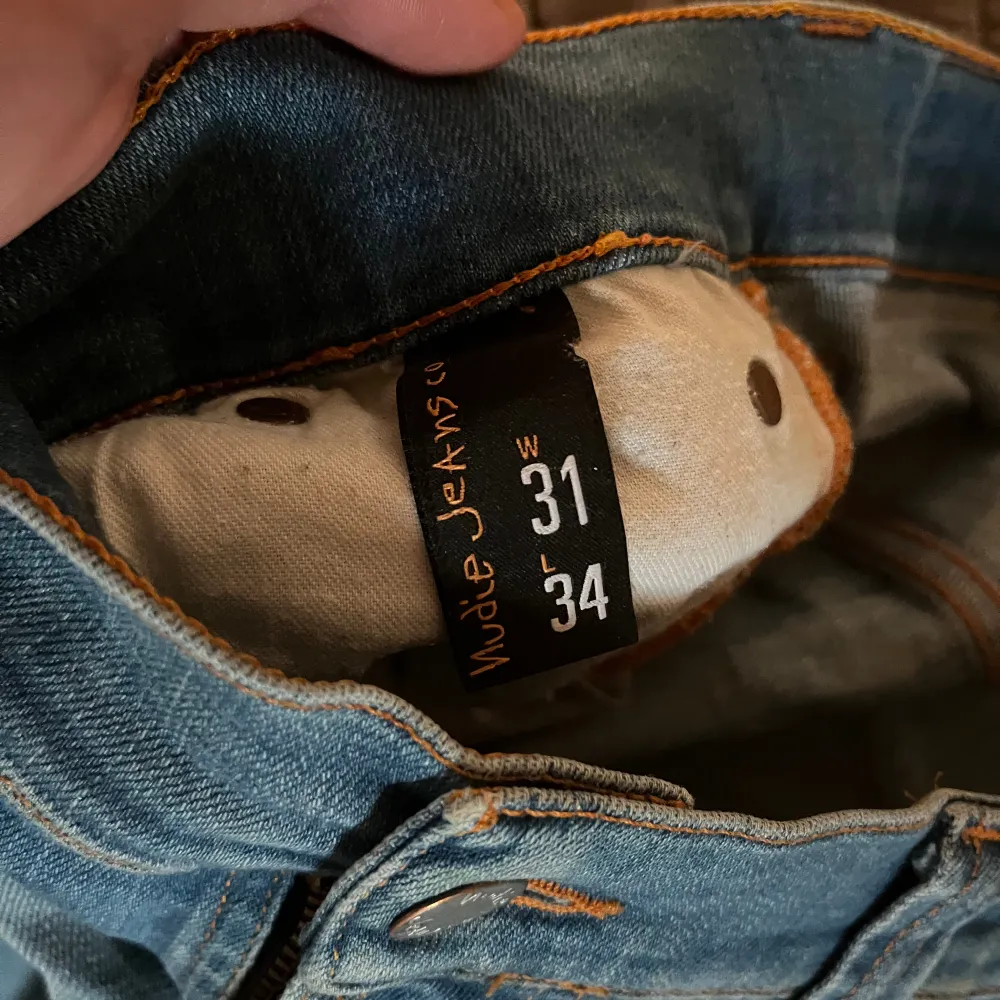 Säljer dessa jeans då dem inte längre passar mig Dem är i bra skick Replay storlek: 32 Nudie storlek: W31 L34  250 kr styck eller 400 för båda. Jeans & Byxor.